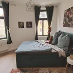 Monkey Magic Mansion 2 Bedroom Next To Tram And דירה
