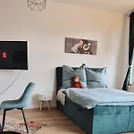Monkey Magic Mansion 2 Bedroom Next To Tram And דירה
