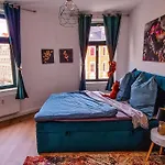 Monkey Magic Mansion 2 Bedroom Next To Tram And Apartment